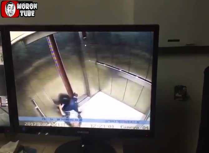 Video :China - a man's leg is sliced by an elevator!